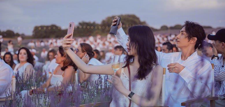 七夕礼物送什么？戚薇李承铉等明星情侣的同款美图手机